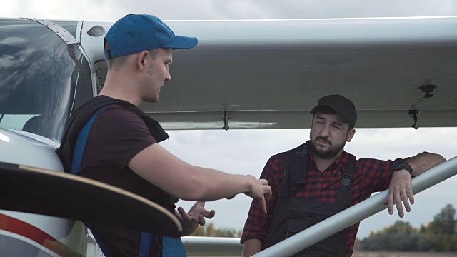 飞行员和机械师在机场聊天视频素材