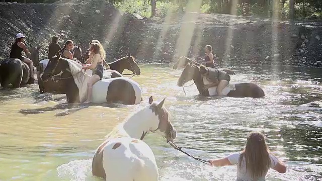 少女骑马湖洗澡溅水自由慢动作4K视频素材