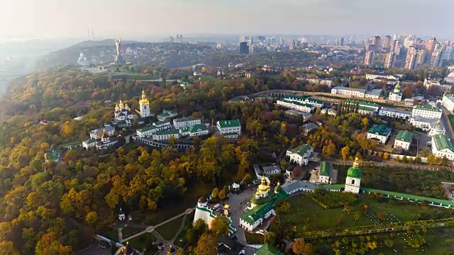 2017年10月19日，乌克兰基辅:飞机飞越乌克兰基辅市的河堤视频下载