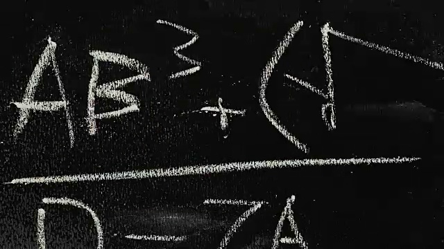 黑色黑板上的白色公式。科学学校的教育理念。复杂的数学课。视频素材