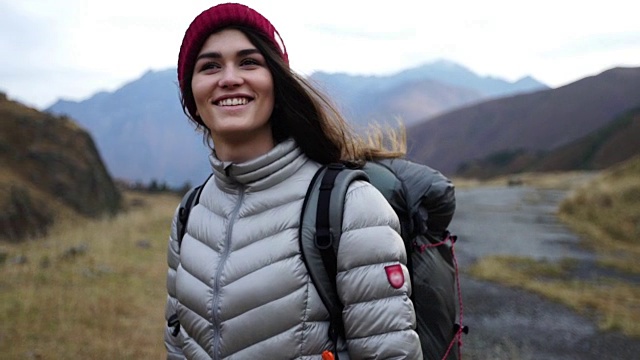 山探险。年轻女人旅行视频下载