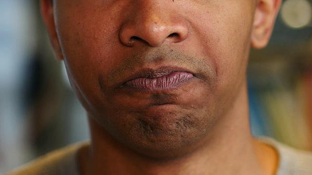 伤心的非洲裔美国人脸的特写，嘴唇的反应视频下载