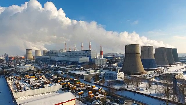 烟囱。工业工厂排放的烟雾污染空气。背景是蓝色的天空。天线。视频下载