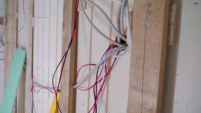 白色和红色的电线穿过洞视频素材