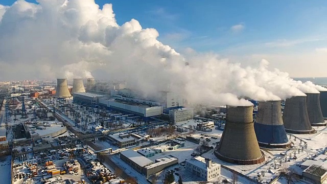 天线。工业发电厂排出的烟和蒸汽。污染、污染、全球变暖的概念。视频素材