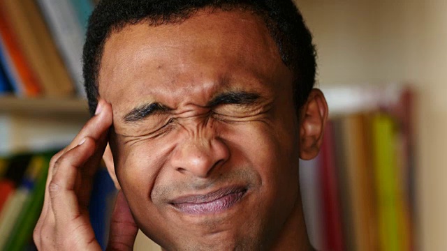 头痛，紧张的非裔美国人脸近视频素材