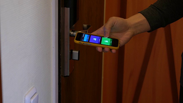 人们用智能手机来控制门。智能家居及家居自动化技术视频下载