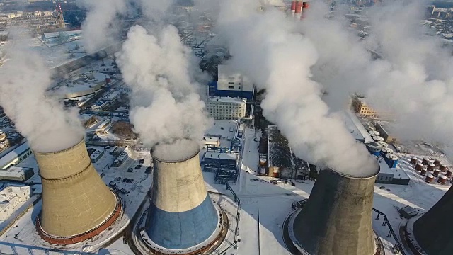 工业发电厂排出的烟和蒸汽。污染、污染、全球变暖的概念。天线。视频素材