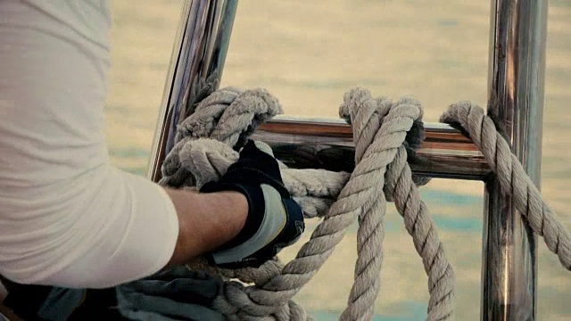 水手转动游艇上的绳子视频素材