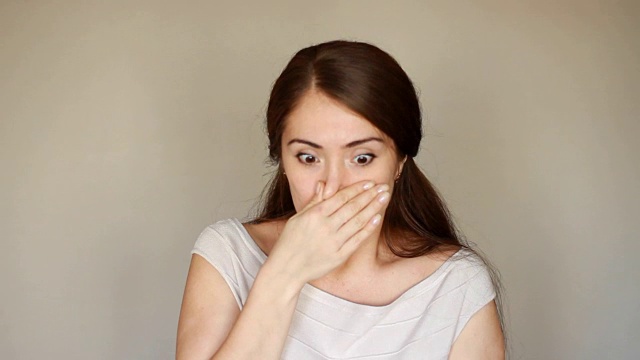 一个年轻女人打喷嚏的肖像。鼻子过敏反应。打喷嚏视频下载