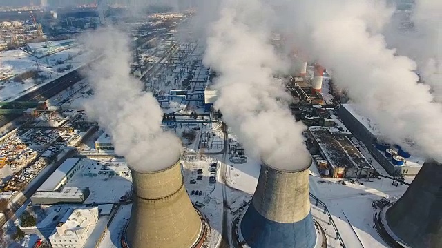 工业厂房的烟囱污染大气。冬天的空中。视频素材