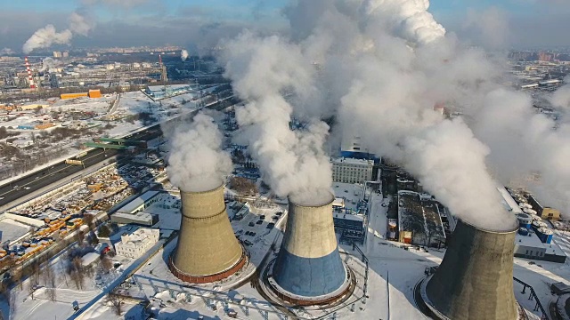 污染、污染、全球变暖的概念。工业发电厂排出的烟和蒸汽。视频素材