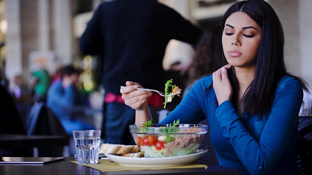 深思熟虑和孤独的菲律宾女人坐在餐厅吃沙拉视频素材