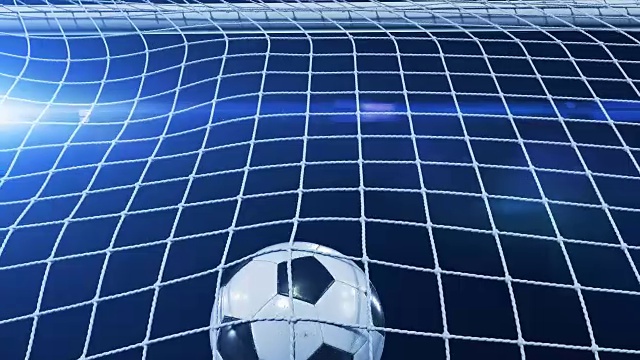 足球飞行在球门网在慢动作。黑色背景和闪光。体育的概念。美丽的足球3d动画的进球时刻。视频素材