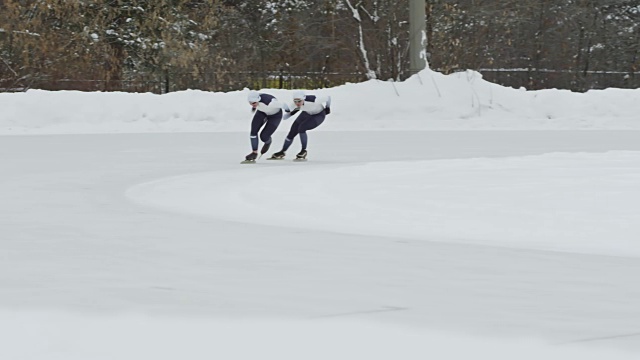 在室外溜冰场比赛的速滑选手视频素材