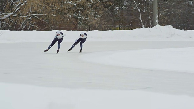在户外溜冰场比赛的速滑选手视频素材