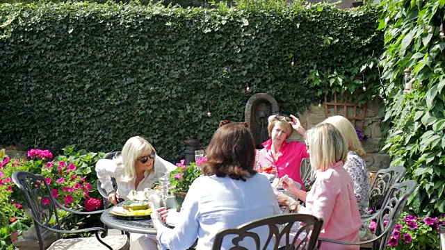 女性朋友聚在一起吃午餐视频素材