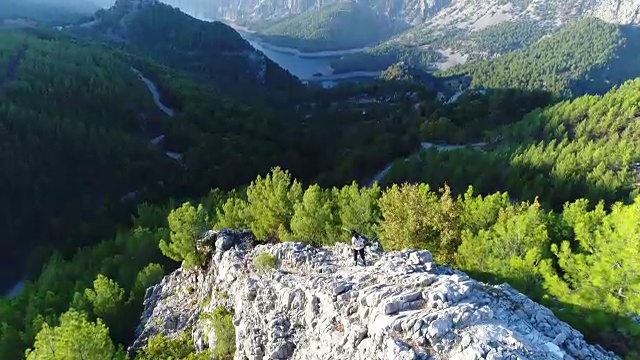 山地摩托车手站在岩石山坡上视频素材