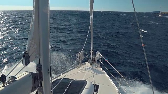 海上的白帆游艇视频素材
