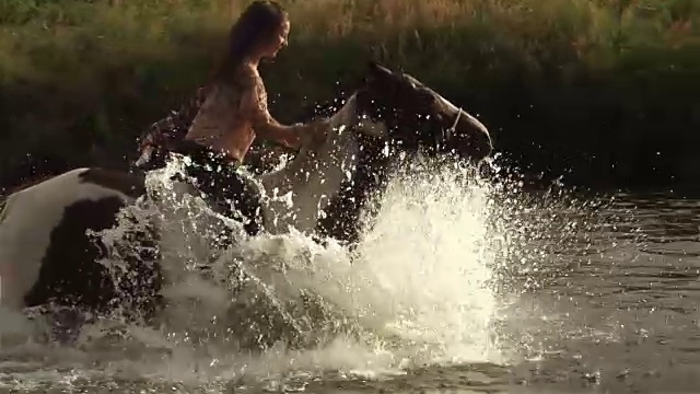 十几岁的女孩骑马河飞溅自由超慢运动4K视频素材