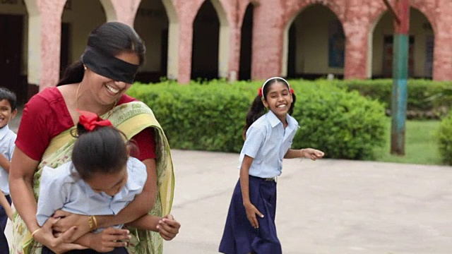 在印度哈里亚纳邦的校园里，老师和学生们一起玩耍视频素材