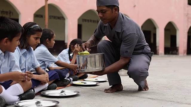 仆人为学校学生提供午餐，哈里亚纳邦，印度视频素材