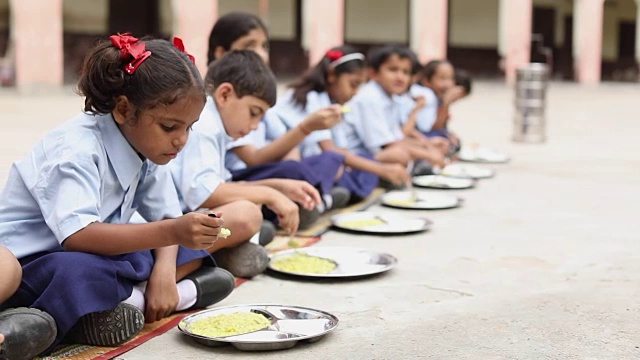 印度哈里亚纳邦，一群学生在吃午饭视频素材