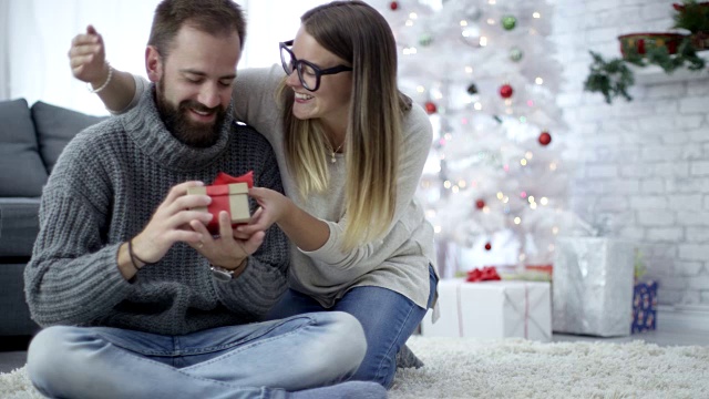 一个女人送给男人的圣诞惊喜礼物视频下载