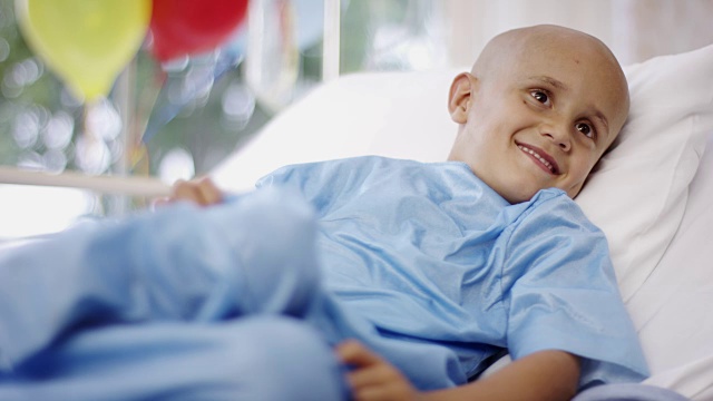 生病的小男孩得了癌症躺在病床上视频下载