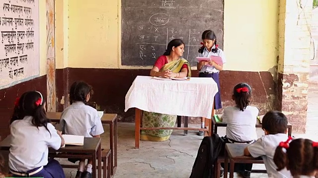 印度哈里亚纳邦，一名女学生在教室里看书视频素材
