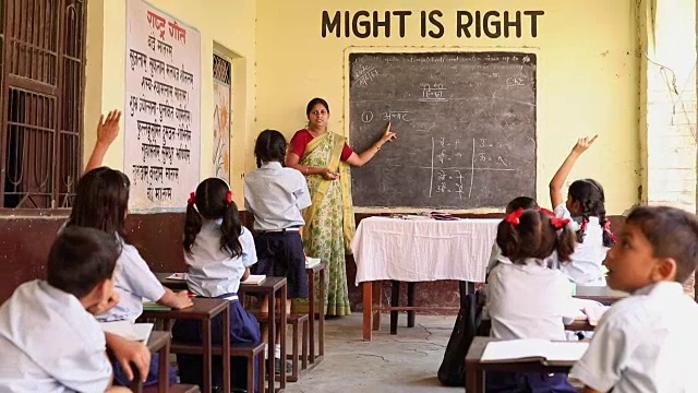 印度哈里亚纳邦，老师在教室里教学生视频素材