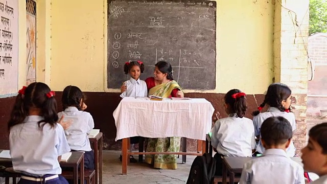 印度哈里亚纳邦，老师在教室里为学生鼓掌视频素材