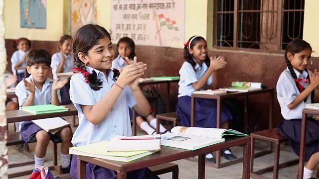 印度哈里亚纳邦，一群学生在教室里鼓掌视频素材
