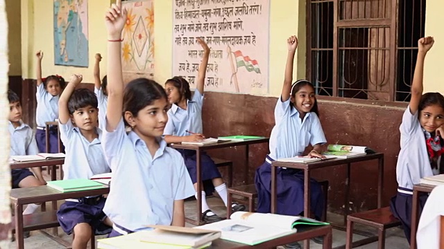印度哈里亚纳邦，一群学生在教室里举手视频素材