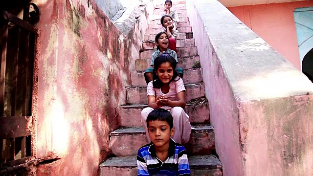 一群孩子坐在楼梯上视频素材