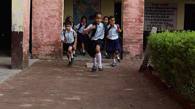 一群学生在学校跑步，哈里亚纳邦，印度视频下载