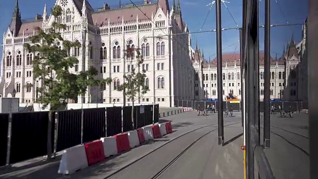 匈牙利布达佩斯议会的有轨电车视频下载
