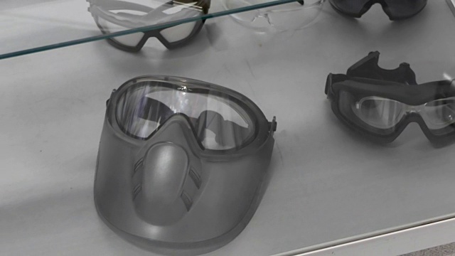 防护口罩和眼镜视频下载
