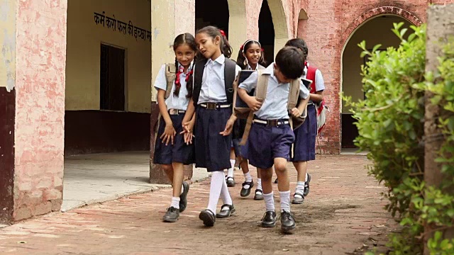 一群学生走在印度哈里亚纳邦的校园里视频素材
