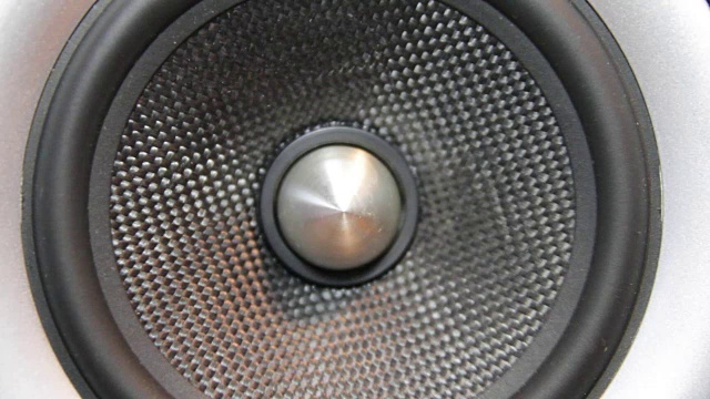 当播放音乐时，扬声器的膜在音柱中视频素材