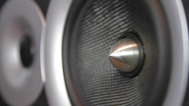 当播放音乐时，扬声器的膜在音柱中视频素材