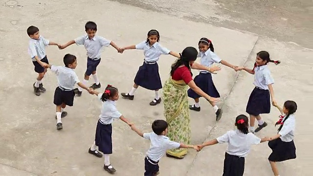 在印度哈里亚纳邦的校园里，老师和学生们一起玩耍视频素材