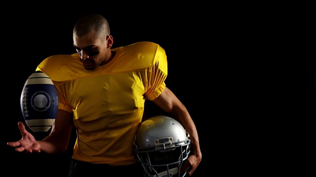 手持头部装备和4k杂耍球的美国橄榄球运动员视频下载