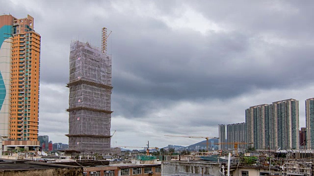 在香港这个大都市的背景下，建造摩天大楼时施工设备的操作视频下载