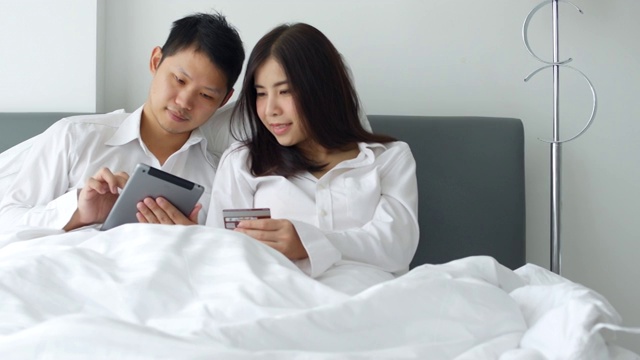 年轻的亚洲夫妇从网上购买商品视频素材