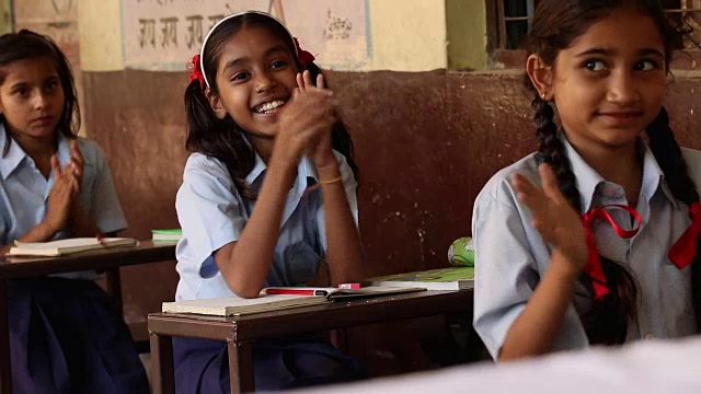 印度哈里亚纳邦，三个女学生在教室里鼓掌视频素材