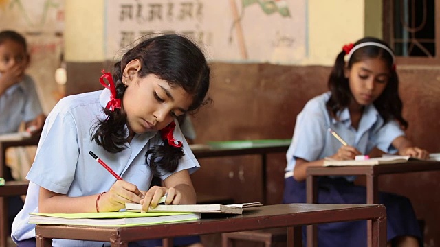 印度哈里亚纳邦，一名女学生在教室里学习视频素材