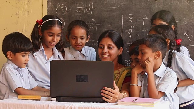 印度哈里亚纳邦，老师在教室里教学生视频素材