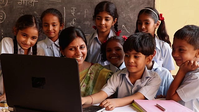 印度哈里亚纳邦，老师在教室里教学生视频下载