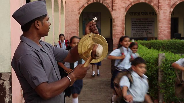 印度哈里亚纳邦，农民在学校里敲钟视频素材